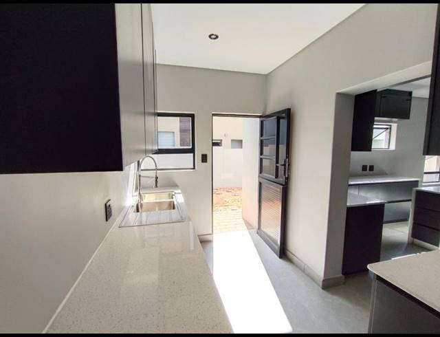6 BEDROOM HOUSE FOR SALE IN SIX FOUNTAINS